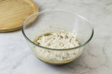 Yavaş yavaş hamuru kaseye sokmaya başla..