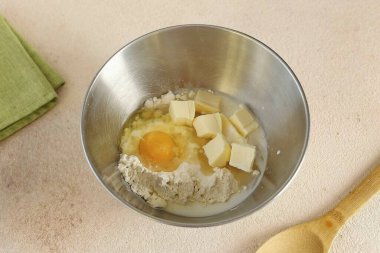 Unu, doğranmış yağı, sütü, kabartma tozunu, şekeri ve yumurtayı birleştirin.