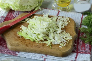 Lahanayı doğra. Genç lahana satılıksa, daha iyi kullanın. Değilse, sıradan beyaz lahana iş görür..