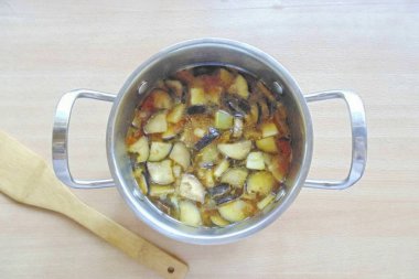 Son olarak domates ezmesi, tuz ve karabiber ekleyin. Bütün sebzeler bitene kadar çorbayı pişir..