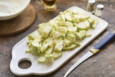 Kabakları yıka ve kurula, küçük küp ya da kama şeklinde kes.