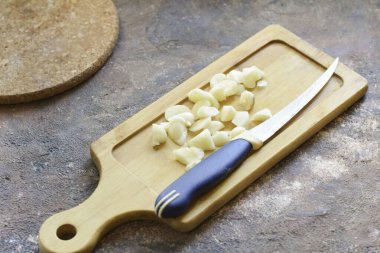 Sarımsağı soy ve doğra..