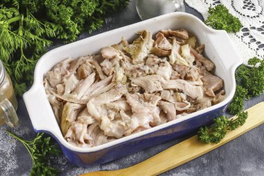 Deriyle posasını ayır. Derin bir konteynırı streç filmle ya da plastik torbayla doldurun. Kaynamış deriyi et ile birlikte folyonun üzerine koy. Sonra hamuru liflere ayır ve domuz yağıyla üzerine uzan. Ayrıca haşlanmış deri giyilmesi de tavsiye edilir. 