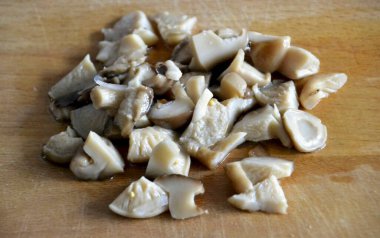 Mantarları doğrayın (çok ince olmasın), salatalık turşusunu ya da salatalığı şeritlere ayırın.