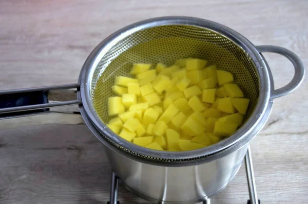 Batatas Dados Ferver Água Salgada Até Quase Cozido — Fotografia de Stock