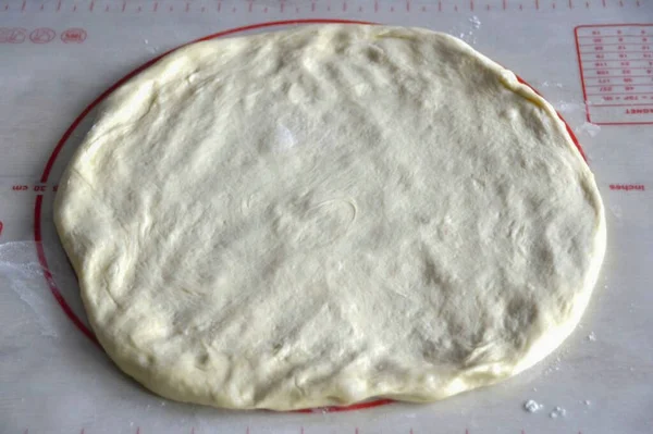 Wyciągnij Gotowe Ciasto Dłońmi Warstwy — Zdjęcie stockowe