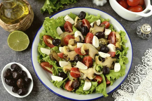 Köstlicher Und Gesunder Fischsalat Steht Bereit Ein Einfach Zuzubereitender Salat — Stockfoto