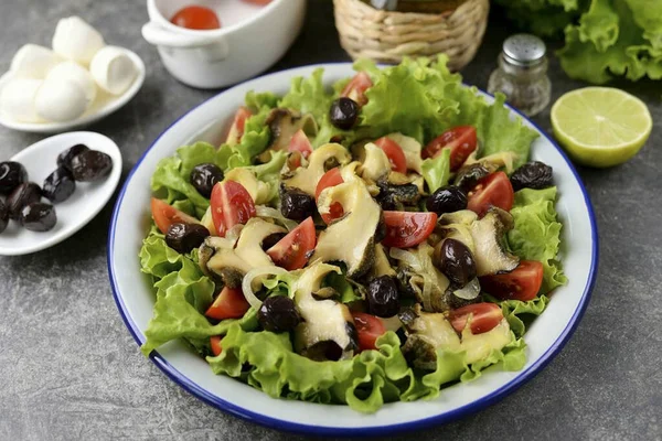 Cortar Los Tomates Cherry Cuartos Colocarlos Ensalada Añadir Las Aceitunas —  Fotos de Stock