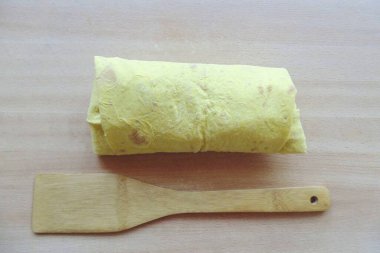 Turna balığını bir pide ekmeğine sıkıca sar..