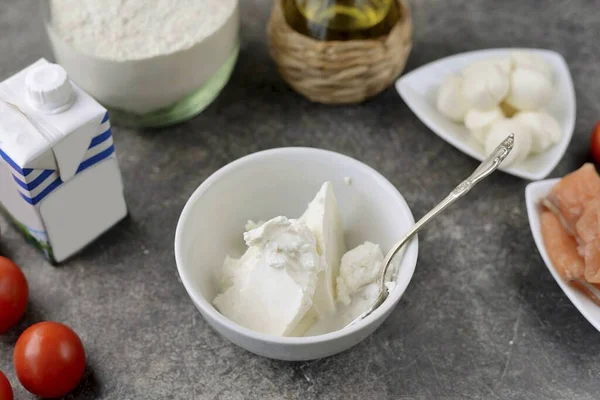 Enquanto Isso Transfira Creme Queijo Para Uma Tigela Conveniente Adicione — Fotografia de Stock