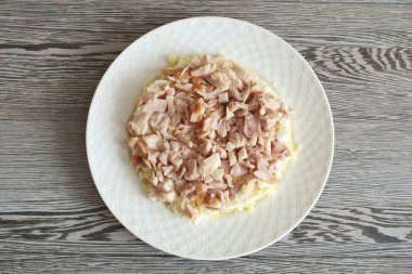 Bacağı küçük küplere ayır ve mayonez tabakasına yerleştir..