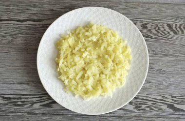 Tabakta haşlanmış patates. Mayonez ile fırçala.