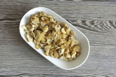 Mantarları, soğanları ve soğutucuyu transfer et..