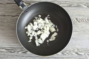 Soğanı küçük küplere ayır. Bir tavada iki yemek kaşığı ısıt. sebze yağı ve soğanı yumuşayana kadar kızart..