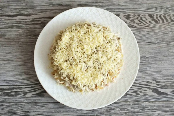 Auf Einer Schicht Champignons Und Zwiebeln Den Käse Auf Einer — Stockfoto