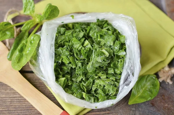 During the season, be sure to prepare spinach for the winter, it is perfectly stored in the freezer until the next harvest. Finely chopped spinach can be used to prepare a variety of dishes. Happy blanks!