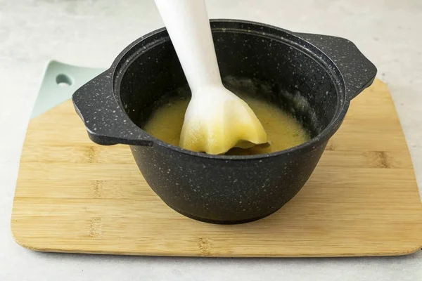 滑らかになるまでミキサーでゆで卵を挽く 一貫性が厚すぎる場合は リンゴを調理した液体の少しを追加します — ストック写真