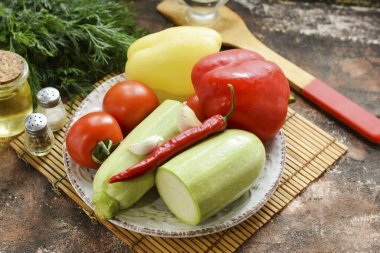 Baharatlı Kış için kabak pişirmek için gerekli tüm malzemeleri hazırlayın..