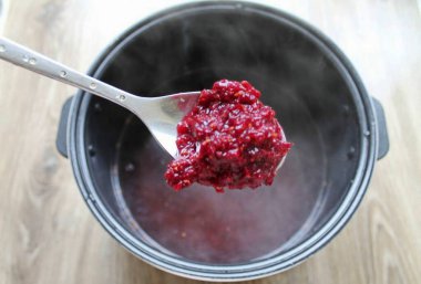 Multiticooker kasesine su dökün ve Multi Cook modunu ya da uygun herhangi bir programı ayarlayın ve kaynayın. Patates püresinden sonra pastayı ekle ve karıştır..