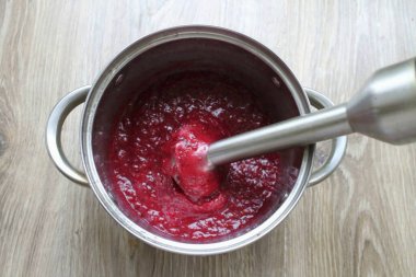 Böğürtlenleri bir kaseye koy ve püre olana kadar çırp..