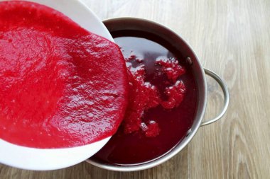 Posprey çorbasını ince bir elekten geçir ve patates püresi ekle. Karıştır, serinlet ve servis yap.