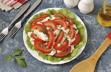 Kilo vermek için kaymaklı salata hazır. Hemen servis et. Lezzetli, sağlıklı ve hazırlaması kolay salata, hem beslenme hem de günlük yemekler için uygundur. Bu sağlıklı bir kahvaltı ve hızlı bir lokma için besleyici bir yemek. Afiyet olsun.!