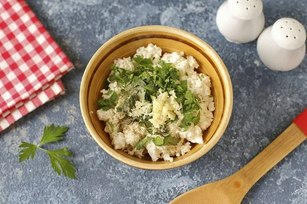 Combine cottage cheese, crushed garlic and parsley in a deep bowl. Season with salt and ground pepper to taste.