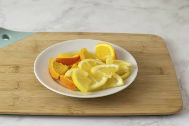 İkinci limonu ve ikinci portakalı ince dilimlere ayır..