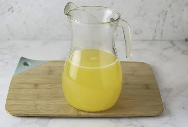 Einem Krug Wasser Den Ausgepressten Fruchtsaft Mit Wasser Verdünnen — Stockfoto