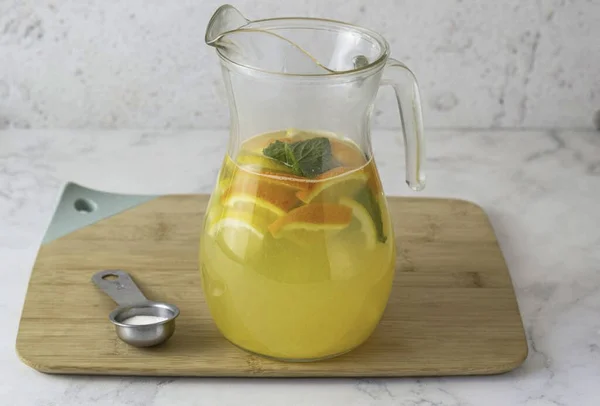 Dilimlenmiş Portakal Limon Birkaç Nane Yaprağı Tatlandırıcı Ekle Bırak Içki — Stok fotoğraf