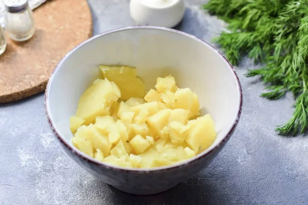 Hervir Las Patatas Sus Uniformes Luego Enfriar Pelar Cortar Las — Foto de Stock