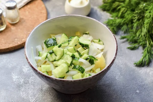 Skölj Sedan Den Färska Gurkan Skuren Små Kuber Tillsätt Gurkan — Stockfoto