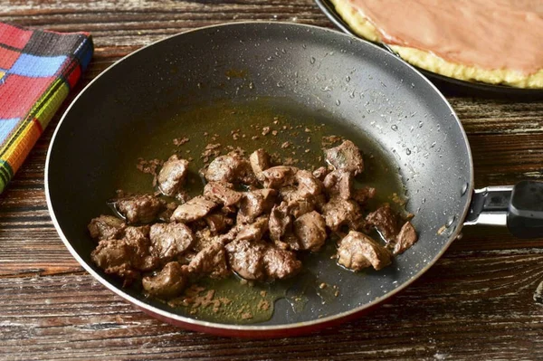 Una Sartén Caliente Aceite Vegetal Cucharadas Coloque Hígado Que Corta —  Fotos de Stock