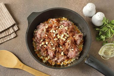 Kızarmış sebzeler bazen yumuşayana kadar karıştırılır. Tadına kıyma, sarımsak, tuz ve baharat ekle..