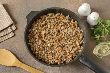 Kıymalı eti kızart, spatulayla topakları kır, yaklaşık 10 dakika (hassas olana kadar)).