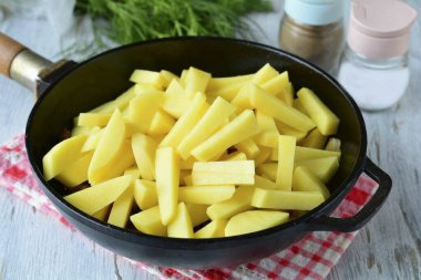 Patatesleri tavaya koy..