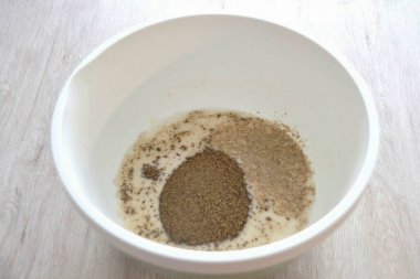 Kuru kvass, tuz, kişniş dök hamura, karıştır.