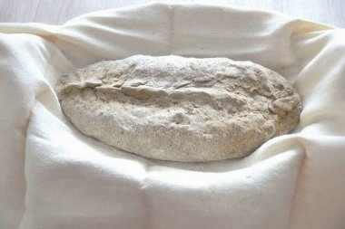 Ekmeği bir kâseye ya da bir sepetin içine koyun. Üstü örtülü olsun. Un ile dövülmeli. Bir saatliğine kanıt odasına git.