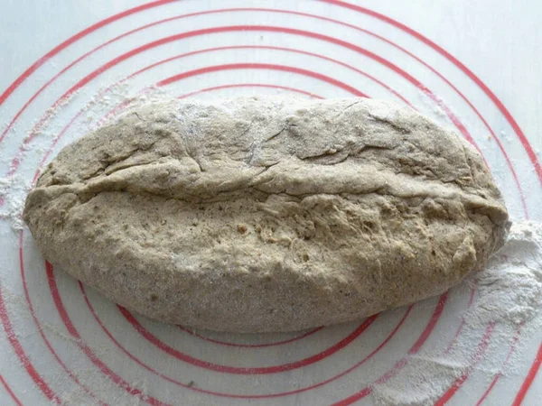 Powierzchnia Robocza Stołu Posypać Mąką Rozłożyć Ciasto Ukształtować Chleb Dowolnym — Zdjęcie stockowe