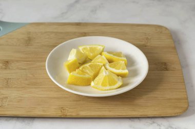 Limonu iyice yıka, uçlarını kes. Sonra dilimlere ayır, tohumları ayır..