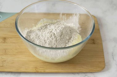 Çavdar ununu bir kaseye dök. Tekrar karıştır.