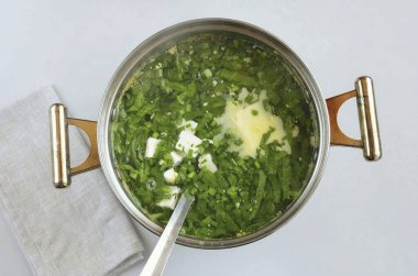 Tencereye peynir ve tereyağı ekle..