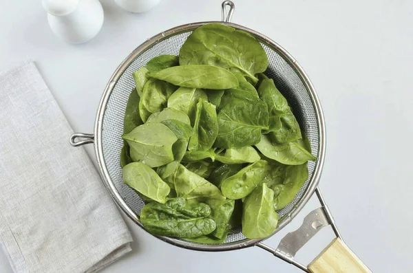 While Vegetables Boiling Rinse Spinach Thoroughly Cut Stems Fold Sieve — Stock Photo, Image