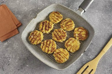 Orta sıcaklıkta yanana kadar her iki tarafı da kızart.