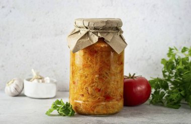 Kavanozlar daha sonra serin ve karanlık bir yerde depolanabilir. Bankalarda kış için lahana çorbası hazır. Çorba pişirildikten ve patatesler haşlandıktan sonra sebze hazırlığını da ekleyin..