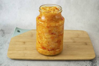 Lahana çorbasını temiz, sterilize kavanozlara koy..