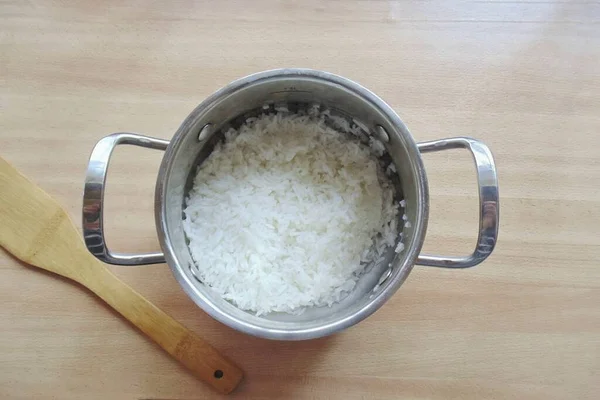 Cuocere Riso Acqua Salata Fino Quando Tenero Quindi Scolare Acqua — Foto Stock