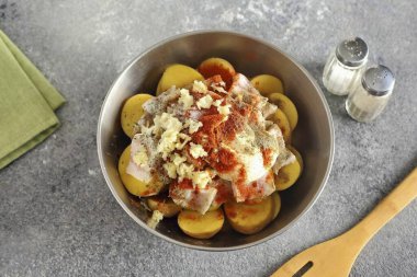 Soya sosu, mayonez, ezilmiş sarımsak, tuz ve baharat ekle..