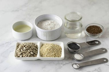 Glütensiz ekmek yapmak için gereken tüm malzemeleri hazırlayın..