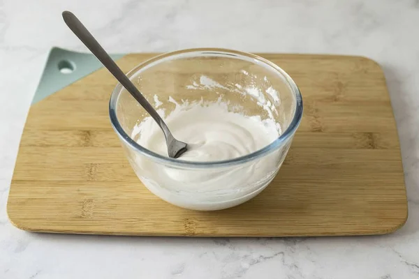 小麦粉を加えなさい 塊が残っていないようによくかき混ぜてください 溶かしたココナッツオイルを加えます またかき混ぜて — ストック写真